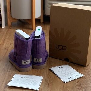LIKE NEW!!!!  Super cute, Authentic Classic Toddler Ugg Size 9 (Purple)